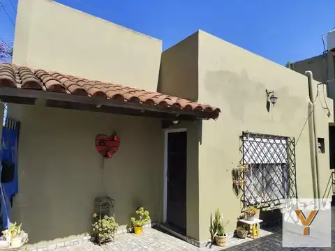 Casa en venta - 3 Dormitorios 4 Baños - Cochera - 251Mts2 - Merlo