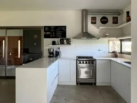 CAMPO TIMBÓ 1 DORMITORIO, PILETA, AMPLIO TERRENO