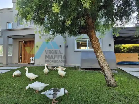 Venta de casa en dos plantas con pileta - Canton Norte