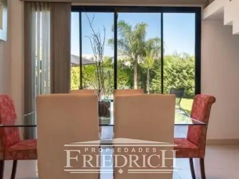 Casa en Venta con 6 cocheras