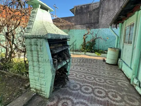 Excelente Propiedad para Invertir 2 Locales y Dpto con Fondo