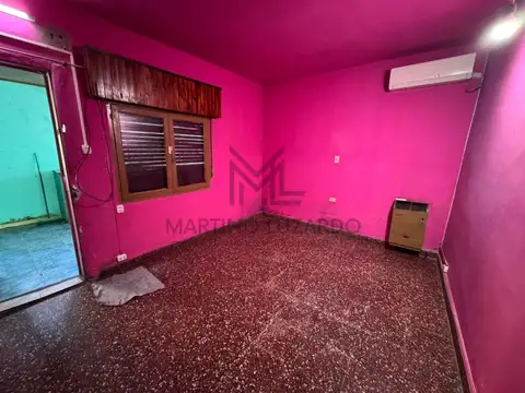 Excelente Propiedad para Invertir 2 Locales y Dpto con Fondo