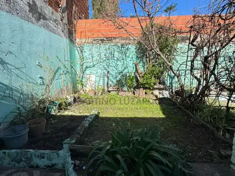 Excelente Propiedad para Invertir 2 Locales y Dpto con Fondo