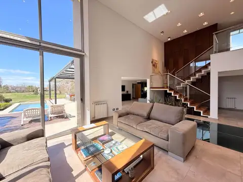 Casa en Venta con 2 cocheras