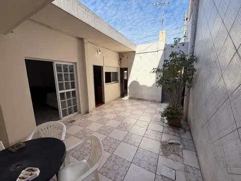 Casa con Patio sobre lote de 8,66x14
