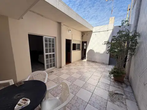Casa con Patio sobre lote de 8,66x14