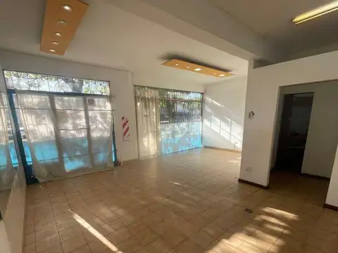 Local a la calle en plena Av. Jara