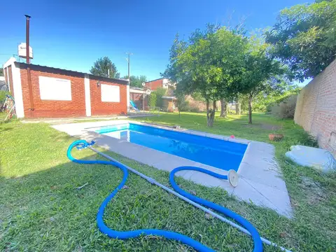 Casa en Godoy 2 dormitorios - Pileta - Cochera - Quincho