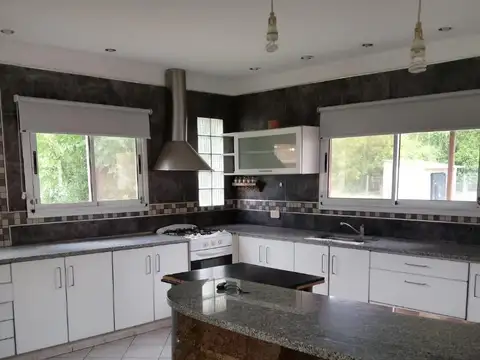 Casa 4 ambientes con 2 baños