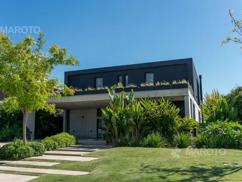 Casa en venta en Puertos del Lago - Costas con salida a laguna y gran calidad constructiva