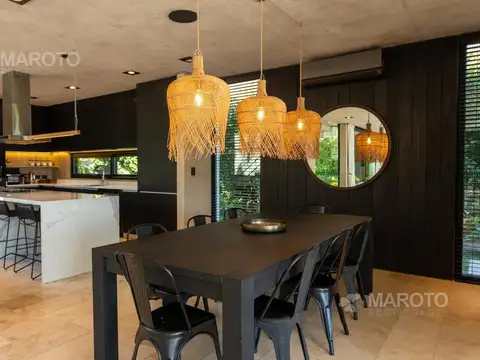 Casa 10 ambientes con 6 baños