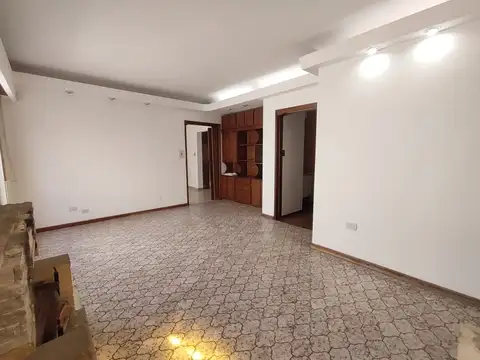HERMOSA CASA DOS DORMITORIOS CON GRAN COCHERA Y PILETA