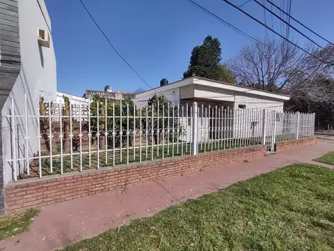 HERMOSA CASA DOS DORMITORIOS CON GRAN COCHERA Y PILETA