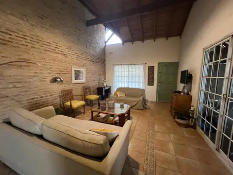 Casa en Alquiler con 2 cocheras
