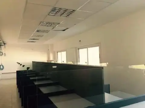 Oficinas amplias en único piso en alquiler en Morón centro
