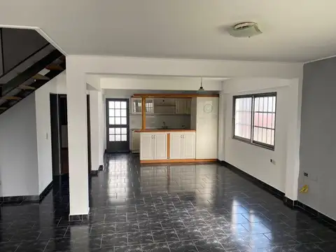 Amplia casa en venta en Los Hornos