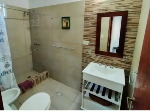 Casa 4 ambientes con 2 baños
