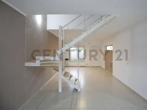 Dúplex en alquiler en City Bell de 3 dormitorios con parque, pileta cochera y parrilla – El Quimilar