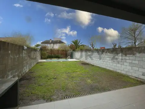 Casa 4 ambientes con 2 baños