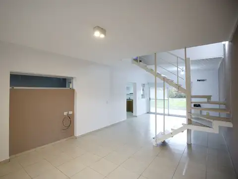Casa en Alquiler con 1 cochera