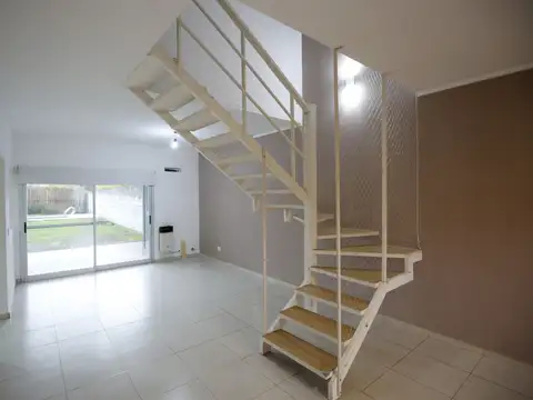 Dúplex en alquiler en City Bell de 3 dormitorios con parque, pileta cochera y pa