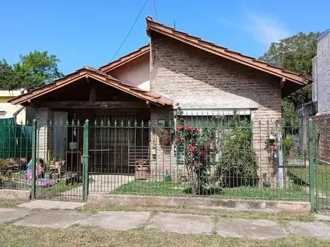 Casa en venta - 3 Dormitorios 2 Baños - 421mts2 - Moreno