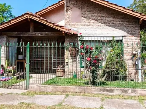 Casa 5 ambientes con 2 baños