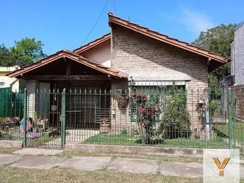 Casa en venta - 3 Dormitorios 2 Baños - 421mts2 - Moreno