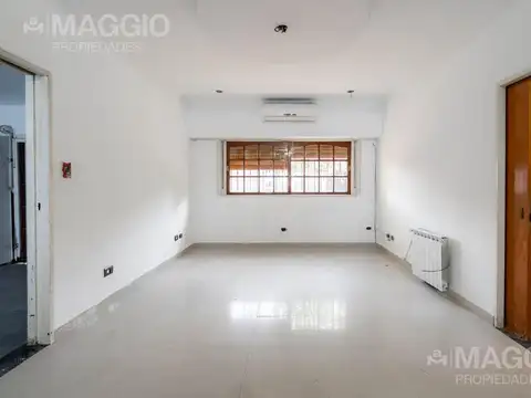 Casa en Alquiler con 3 cocheras