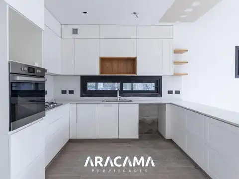 Casa 5 ambientes con 4 baños