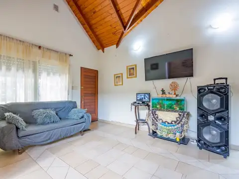 Casa 6 ambientes con 2 baños