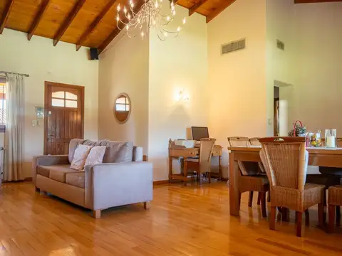 VENTA CASA 4 AMB. PILETA COCH./PARRILA APTA CRED.