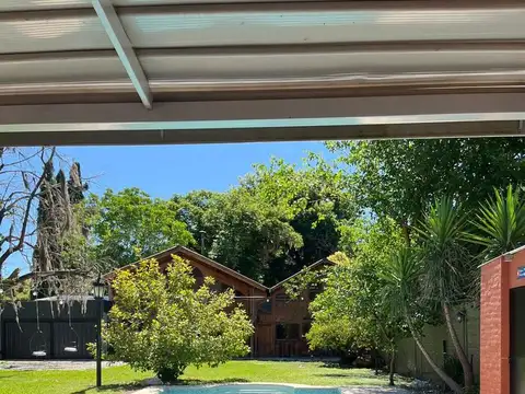 Casa en Alquiler con 2 cocheras