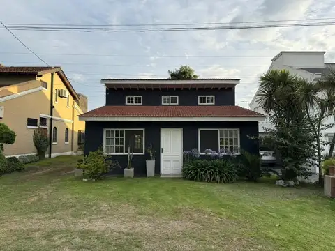 Oportunidad! Casa en Venta en Champagnat CC. 4 ambientes.