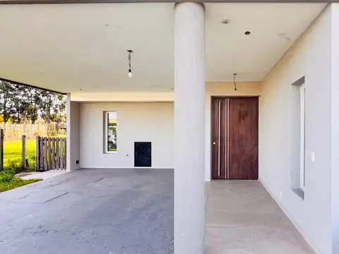 Casa en Venta con 4 cocheras