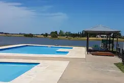 Áreas comunes piscina, club-house en el Barrio de chacras, Laguna Vitel
