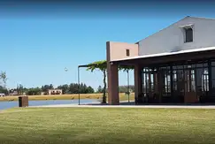 Áreas comunes piscina, club-house en Laguna Vitel, Barrio de chacras