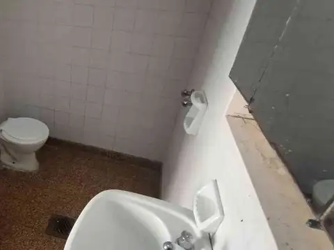 CASA DOS DORMITORIOS A REFACIONAR. COMERCIAL