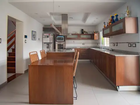 Casa 6 ambientes con 3 baños