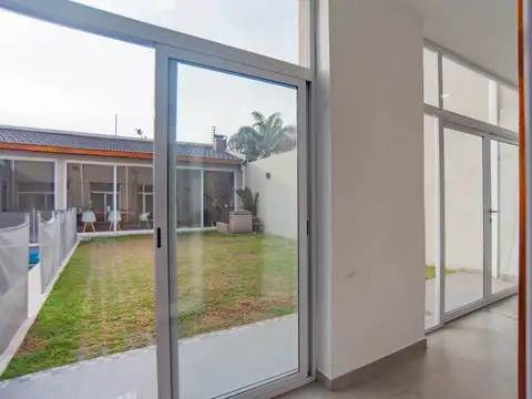 CASA 6 AMB EN VENTA RAMOS MEJIA JARDIN CON PISCINA
