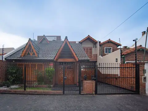 CASA 5 AMB EN VENTA EN RAMOS MEJIA JARDIN PISCINA