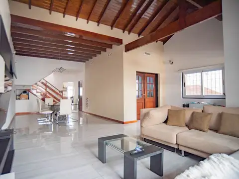 CASA 6 AMB EN VENTA RAMOS MEJIA JARDIN CON PISCINA