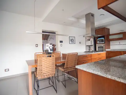 Casa en Venta con 3 cocheras