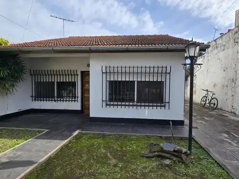 Chalet venta 2 dormitorios parque planta baja Ituzaingo