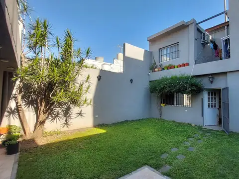 Casa en Lanús Oeste 4 am cochera, parque y quincho