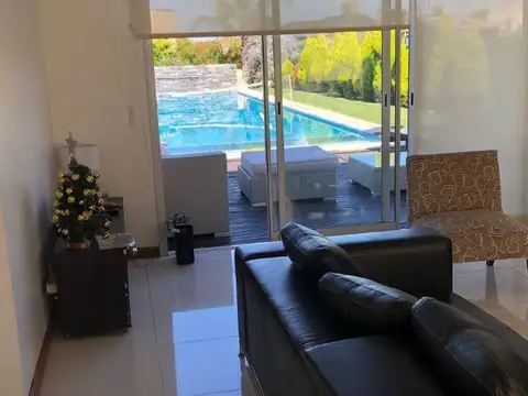 Casa en Venta con 3 cocheras