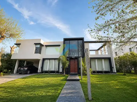 Venta de casa en dos plantas con pileta en Haras Santa Maria