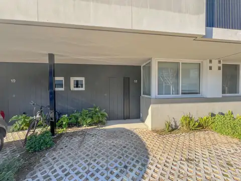 Casa en Alquiler con 2 cocheras