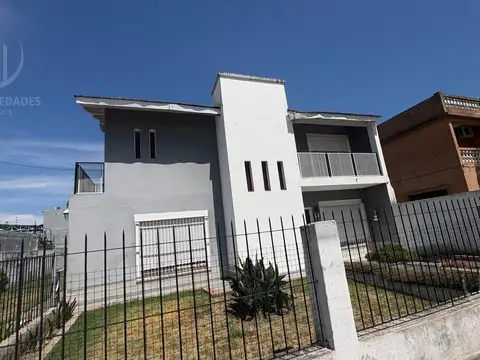 Casa 4 ambientes Tristan Suarez Fariñas al 200