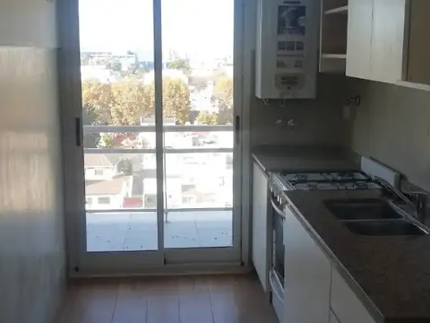 EXCELENTE TRES AMBIENTES AL FRENTE, DOS BAÑOS COMPLETOS Y TOILETTE